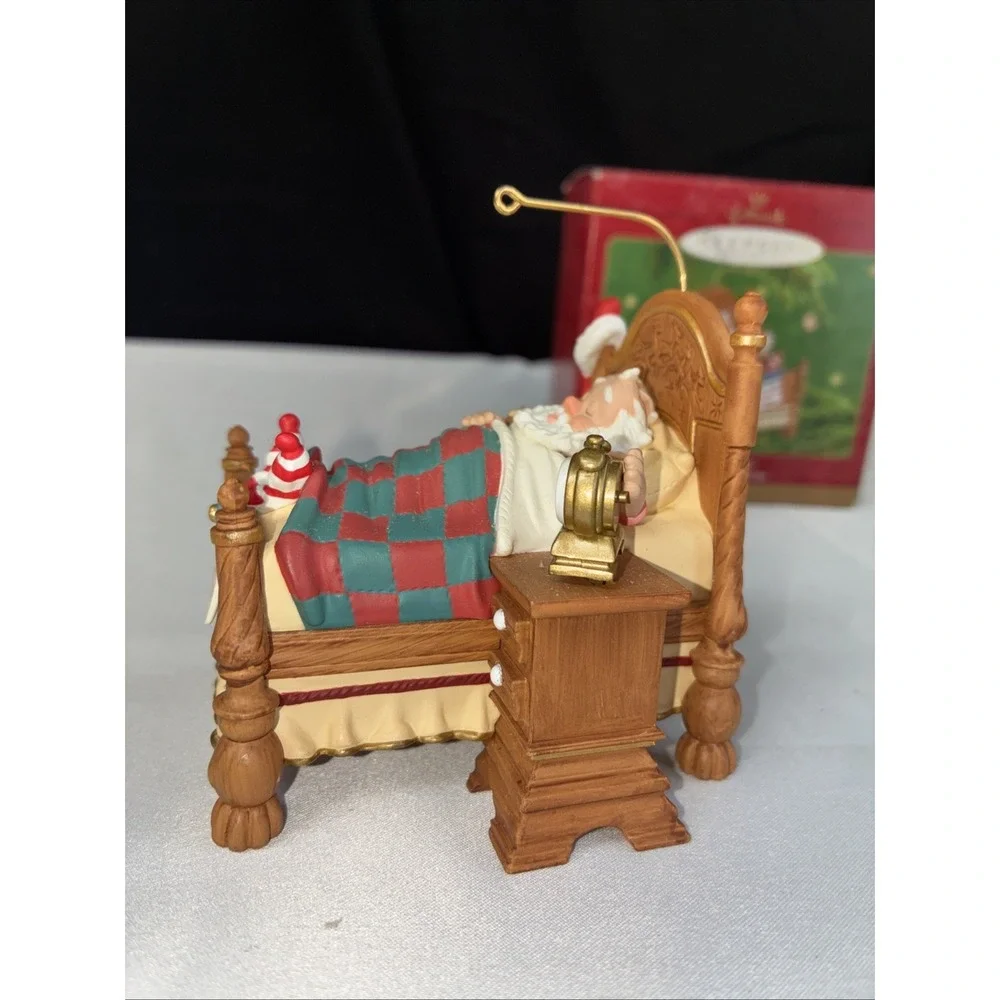 Hallmark Snoozing Santa Christmas Ornament 2001 QX8165 AS IS